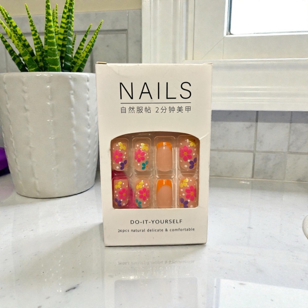 💅🏽 Press On Nails | Floral Print Design